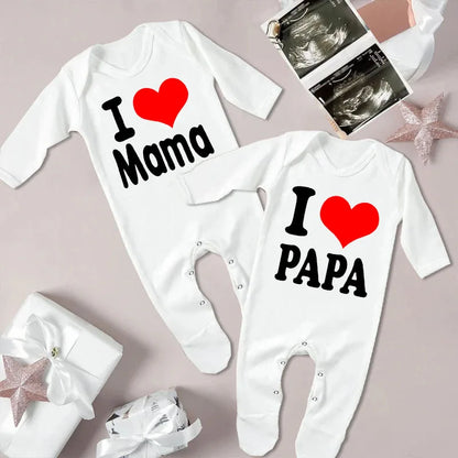 Safegrow LoveSnuggle™ - Strampler mit „I ❤️ Mama/Papa“ – weich & herzig