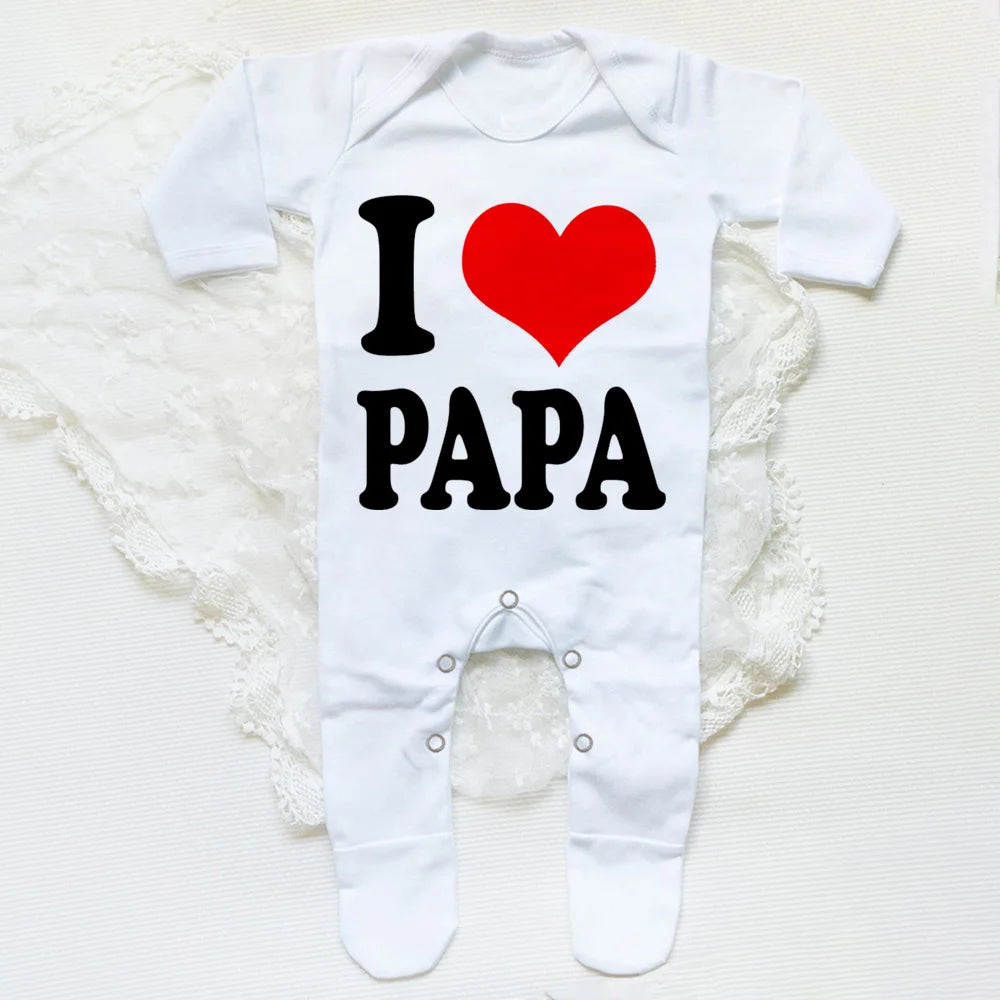 Safegrow LoveSnuggle™ - Strampler mit „I ❤️ Mama/Papa“ – weich & herzig